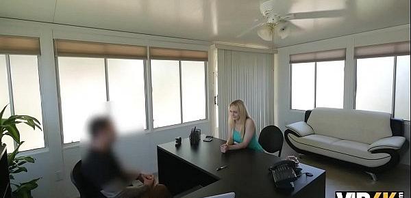 VIP4K. Die Go-Go-Tänzerin aus der örtlichen Strip-Bar ist bereit für Sex zum Ausleihen